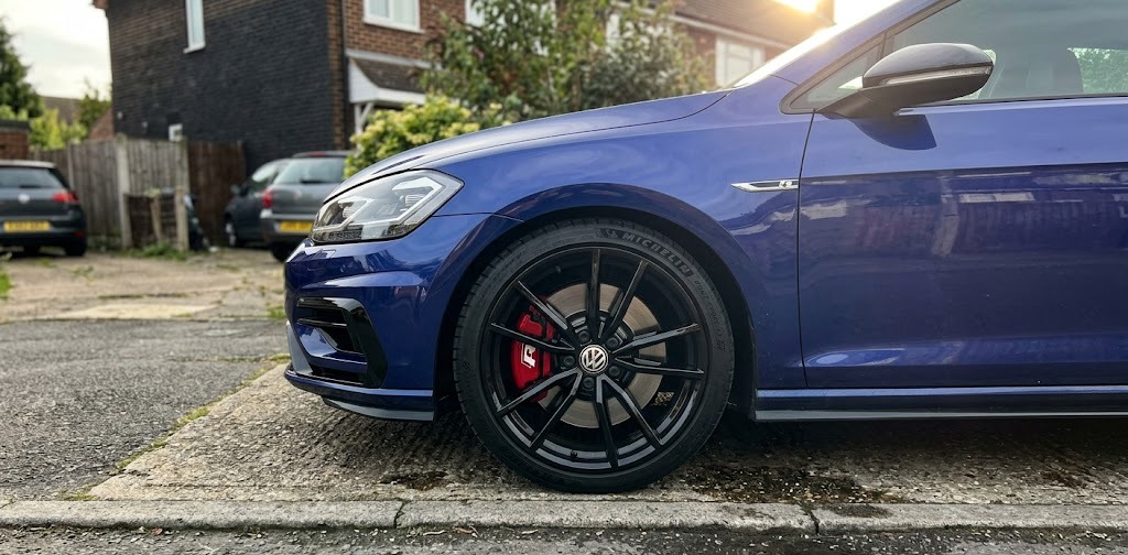 Daniel L's VW Golf R with gloss black alloys and red calipers