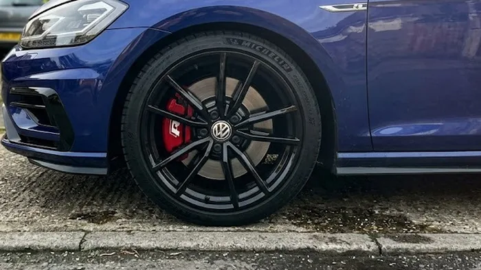 Daniel L's VW Golf R with gloss black alloys and red calipers