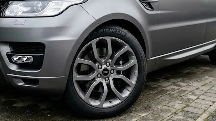 Marcus O's Range Rover Sport with refinished satin grey alloys on a Kensal Rise driveway